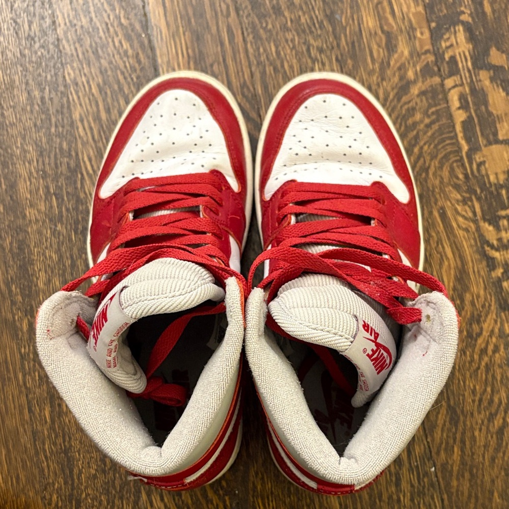 Jordan 1 Retro High OG. Varsity Red (Women's 5.5)